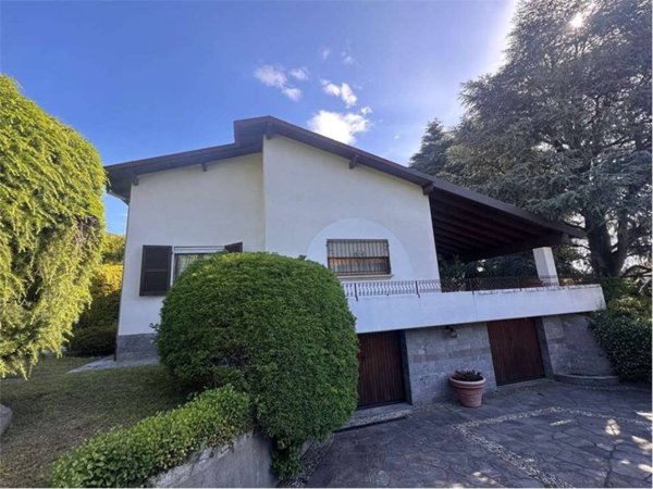 casa indipendente in vendita ad Erba