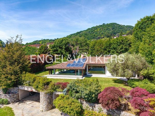 casa indipendente in vendita ad Erba