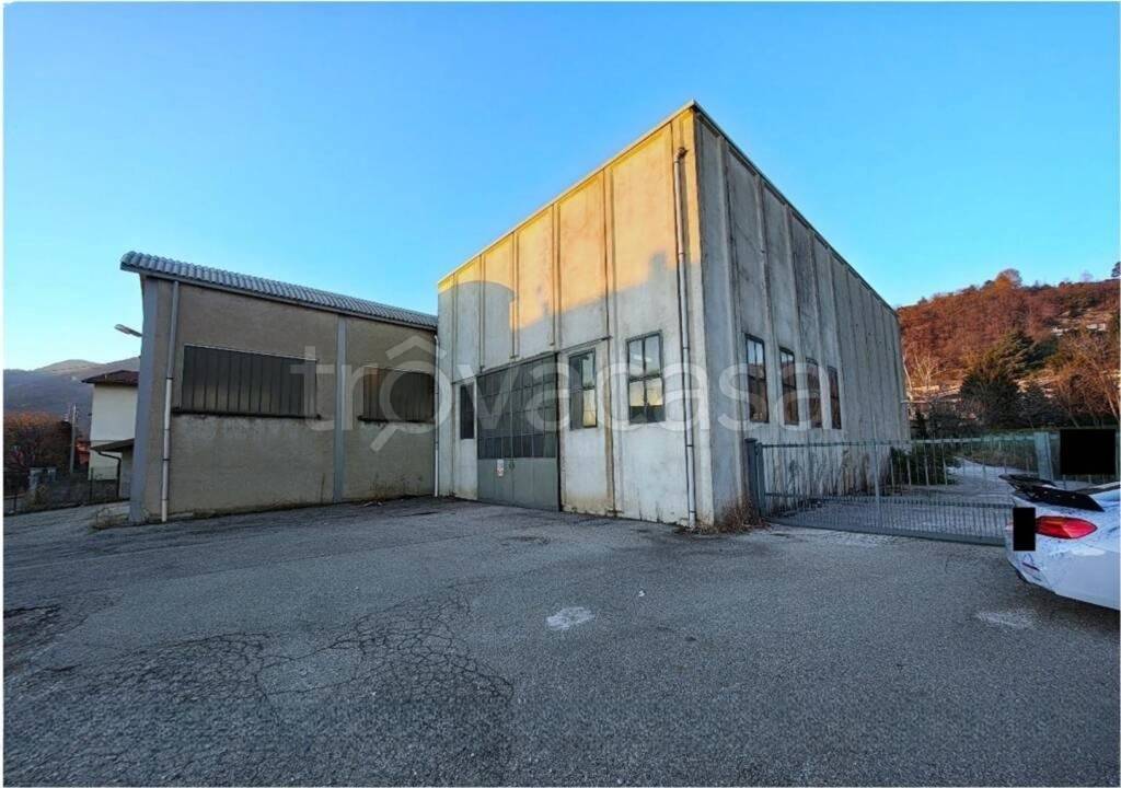 locale commerciale in vendita ad Erba