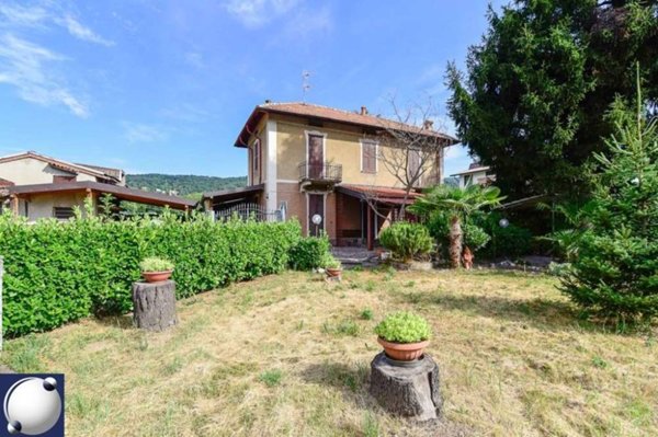 casa indipendente in vendita ad Erba