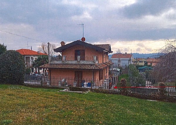 casa indipendente in vendita ad Erba