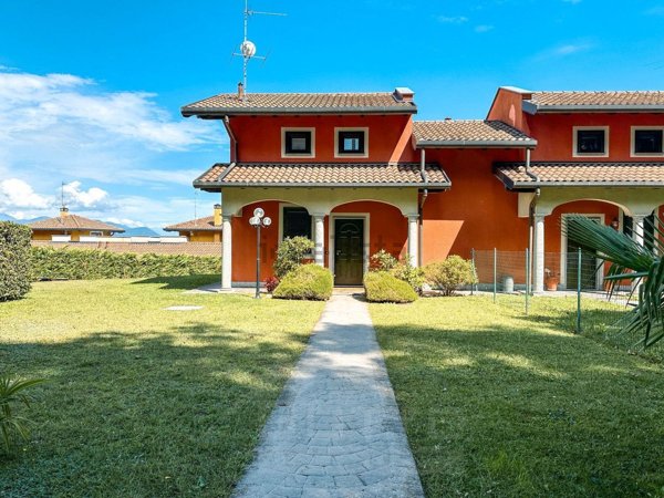 casa indipendente in vendita ad Erba