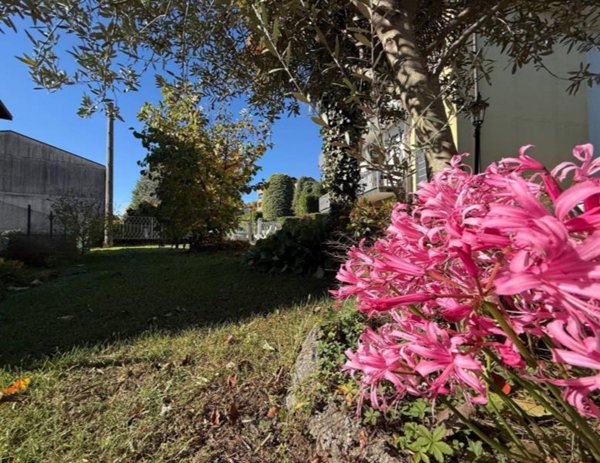 casa indipendente in vendita ad Erba