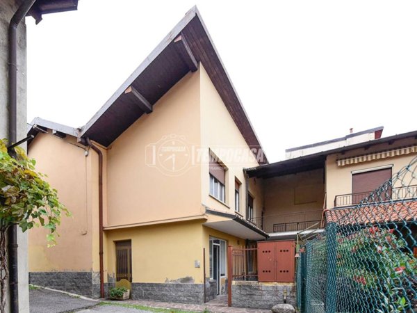 casa indipendente in vendita ad Erba
