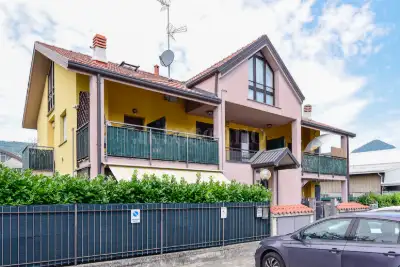 casa semindipendente in vendita ad Erba