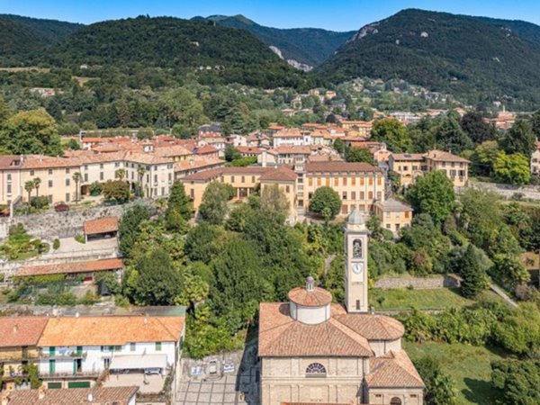 casa indipendente in vendita ad Erba