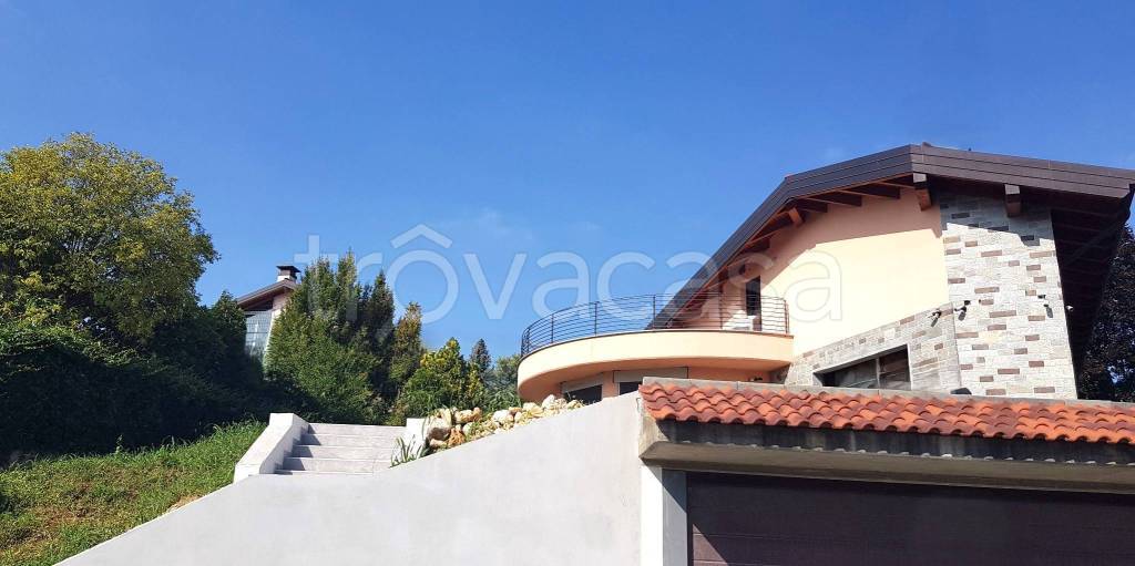 casa indipendente in vendita ad Erba
