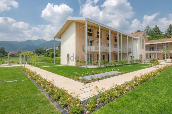 casa indipendente in vendita ad Erba