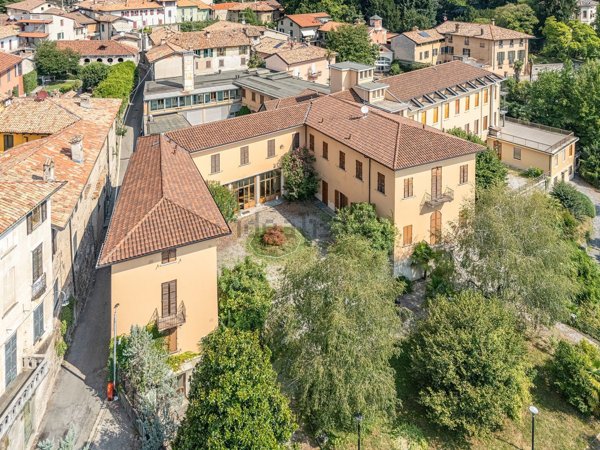 casa indipendente in vendita ad Erba