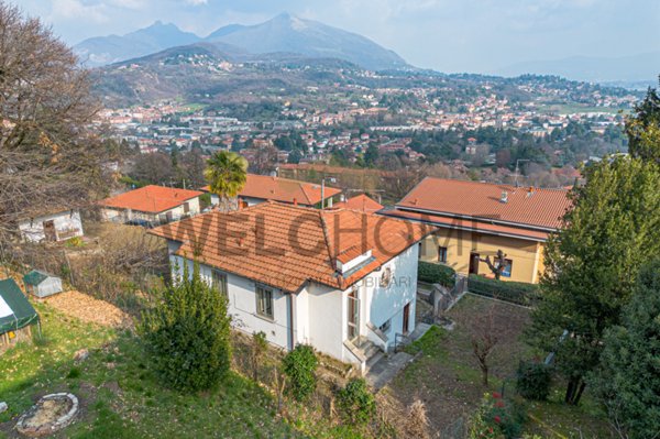 casa indipendente in vendita ad Erba