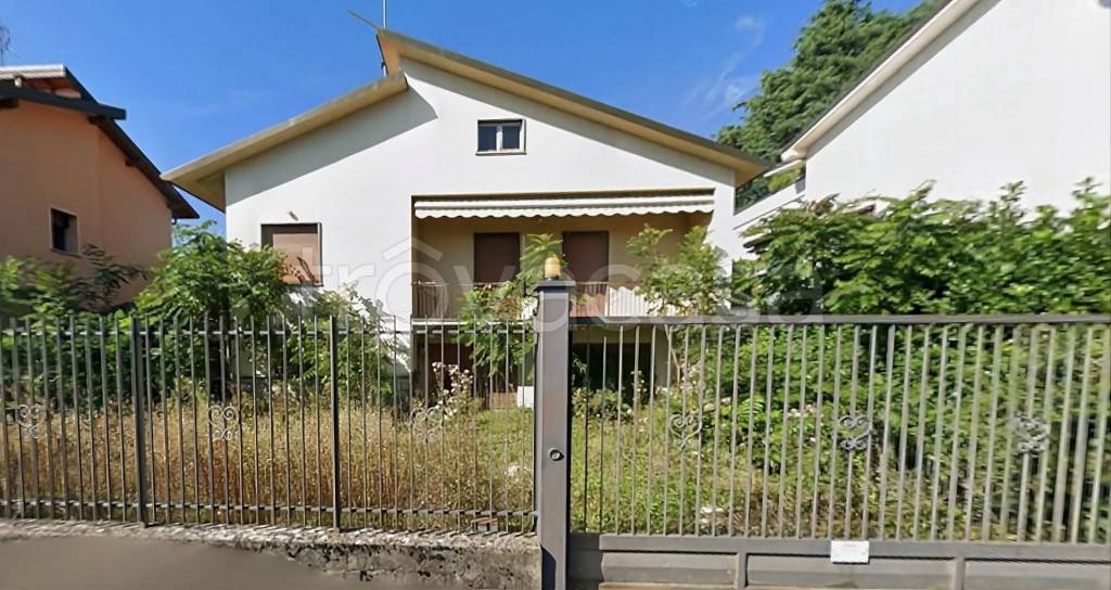 casa indipendente in vendita ad Erba