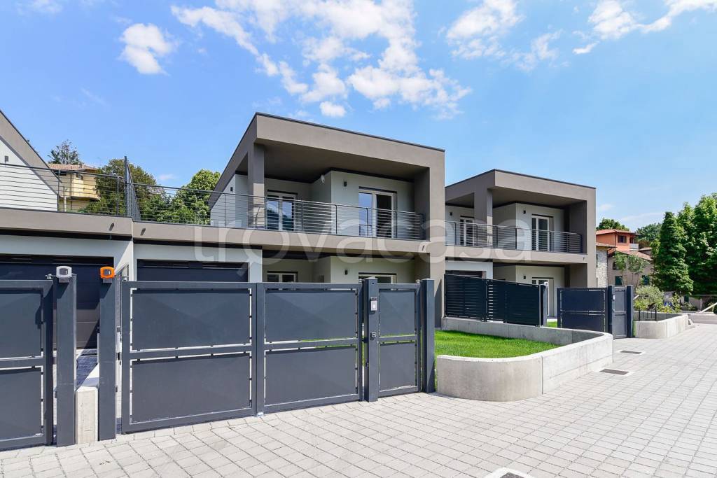 casa indipendente in vendita ad Erba