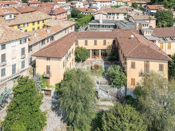casa indipendente in vendita ad Erba