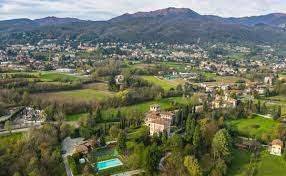 casale in vendita ad Erba