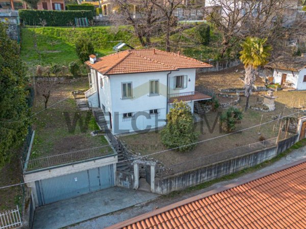 casa indipendente in vendita ad Erba