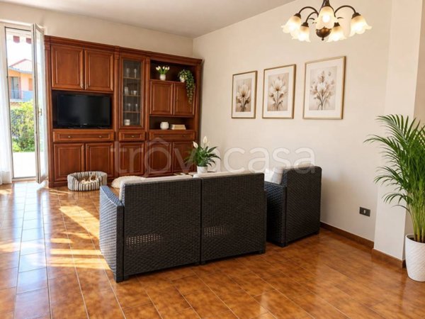 casa indipendente in vendita ad Erba