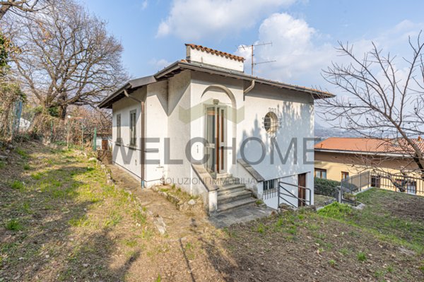casa indipendente in vendita ad Erba