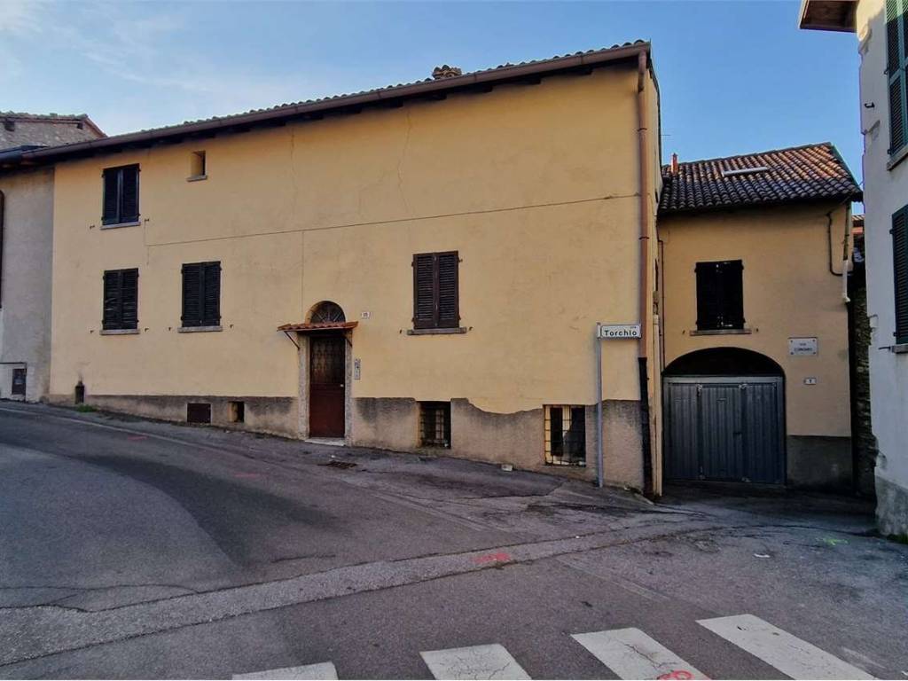 appartamento in vendita ad Eupilio in zona Galliano