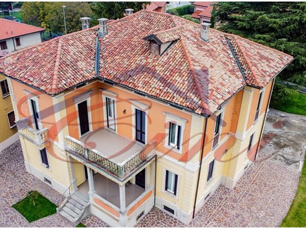 casa indipendente in vendita ad Eupilio in zona Corneno