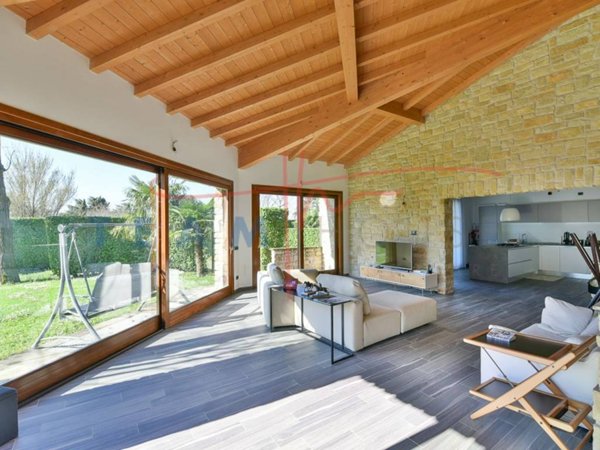 casa indipendente in vendita ad Eupilio in zona Corneno