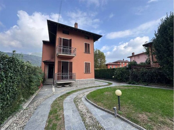 casa indipendente in vendita ad Eupilio in zona Corneno