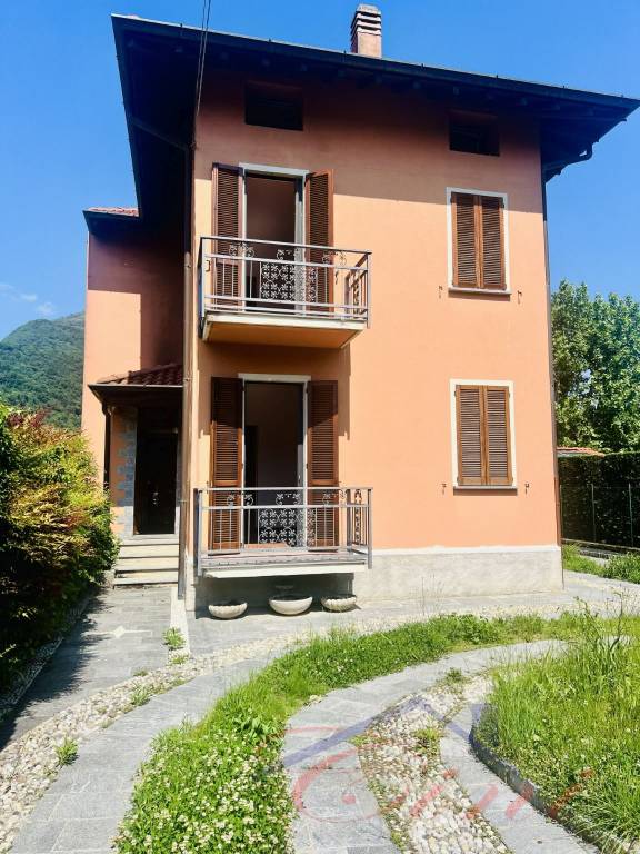 casa indipendente in vendita ad Eupilio in zona Galliano