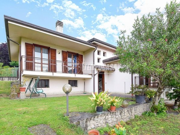 casa indipendente in vendita ad Eupilio in zona Penzano