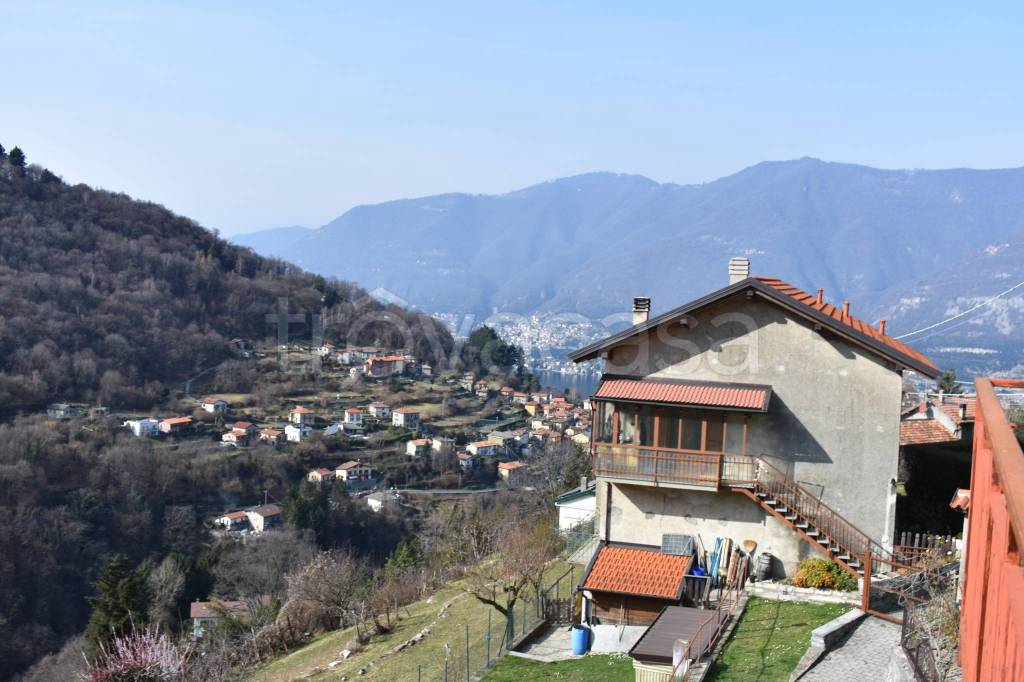 appartamento in vendita a Faggeto Lario in zona Lemna