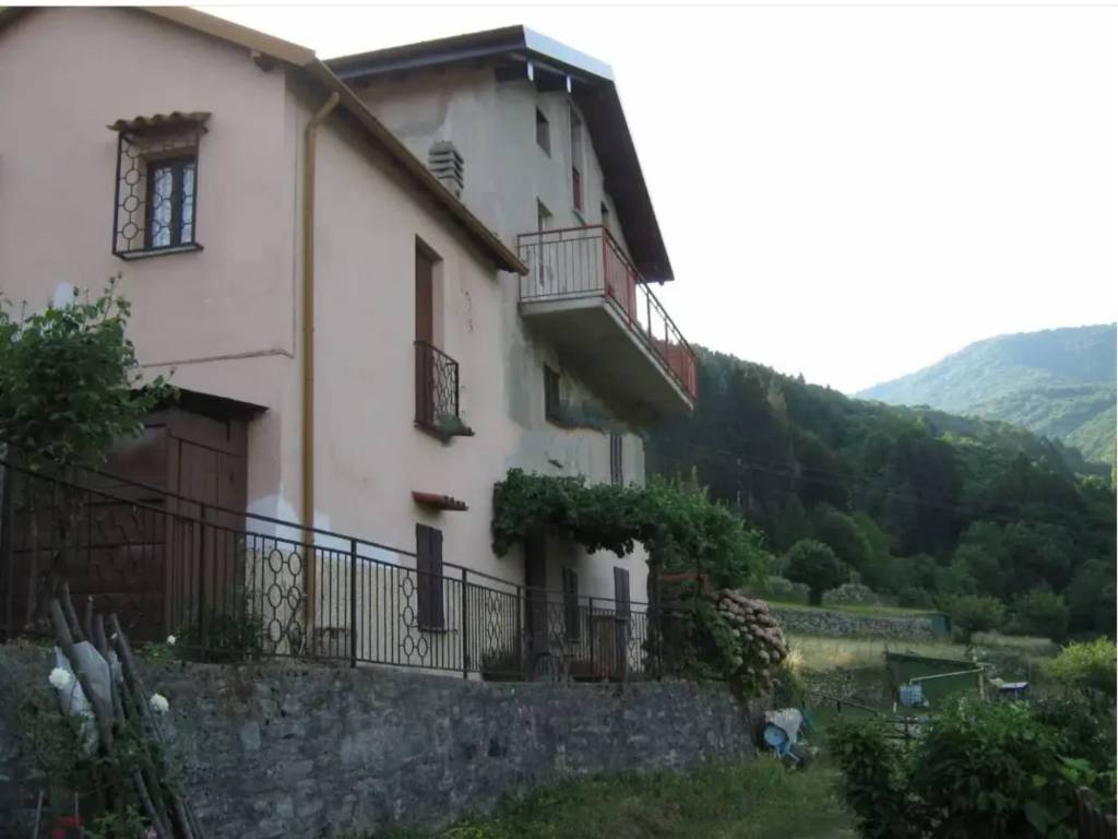 appartamento in vendita a Faggeto Lario in zona Lemna