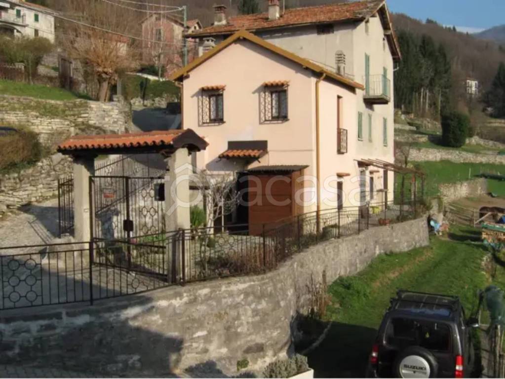 appartamento in vendita a Faggeto Lario in zona Lemna