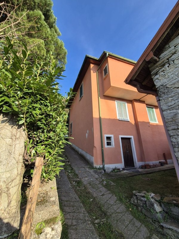 casa semindipendente in vendita a Faggeto Lario in zona Lemna