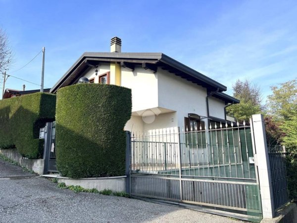 casa indipendente in vendita a Faloppio