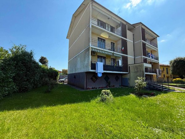appartamento in vendita a Faloppio in zona Camnago