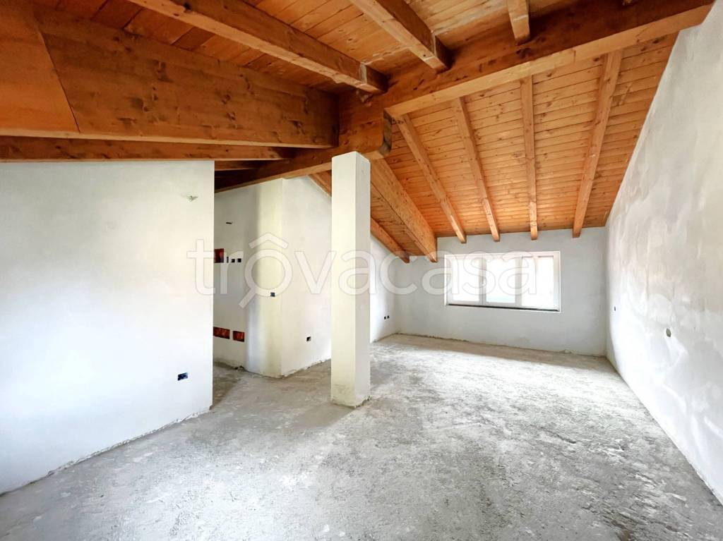 casa indipendente in vendita a Faloppio