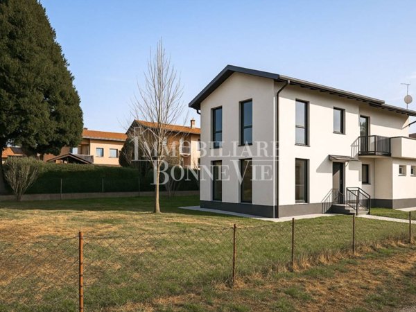 casa indipendente in vendita a Faloppio in zona Camnago