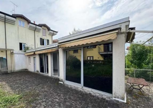 appartamento in vendita a Faloppio in zona Camnago