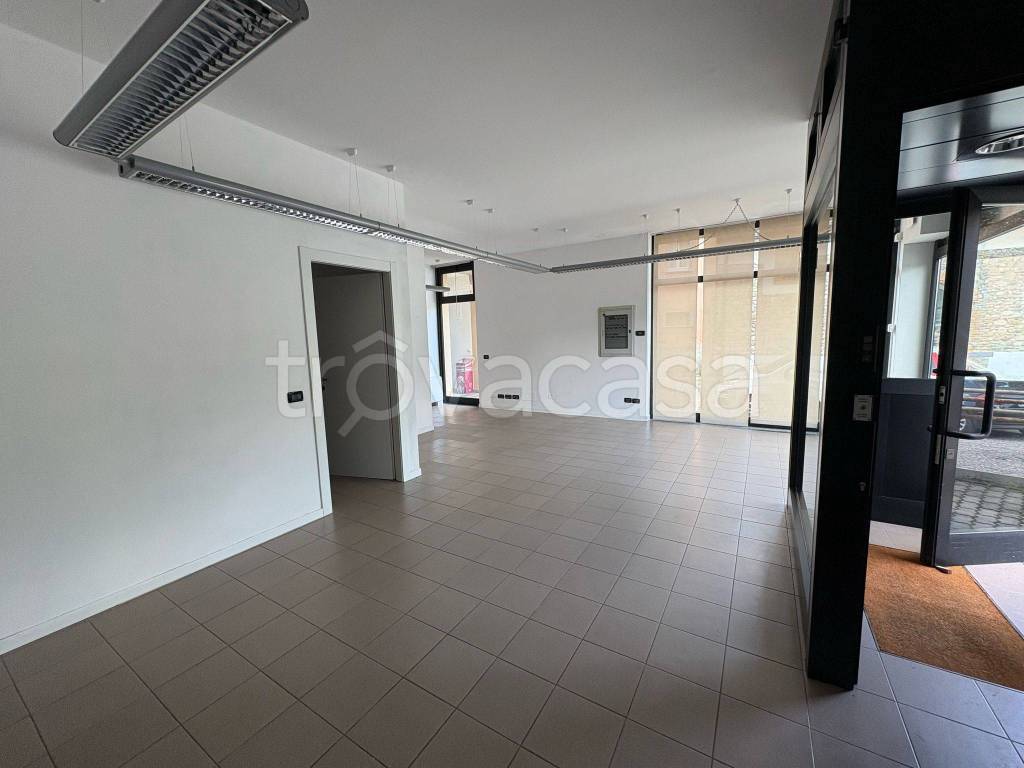 negozio in vendita a Faloppio in zona Gaggino