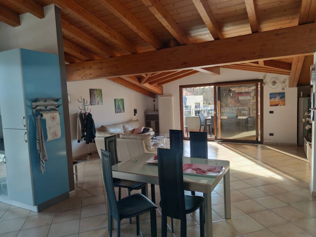 appartamento in vendita a Faloppio in zona Camnago