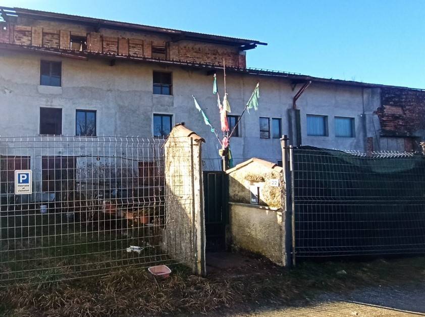 locale commerciale in vendita a Faloppio in zona Camnago