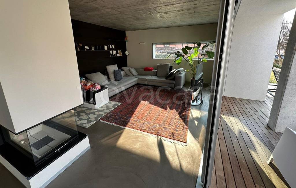 casa indipendente in vendita a Faloppio