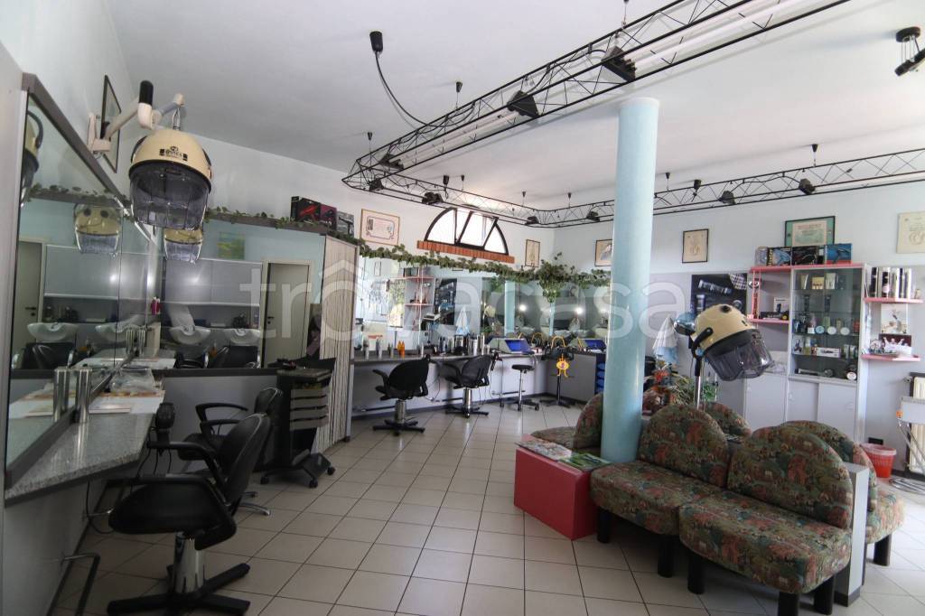 negozio in vendita a Faloppio in zona Gaggino