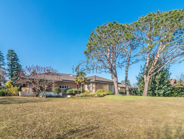 casa indipendente in vendita a Fenegrò