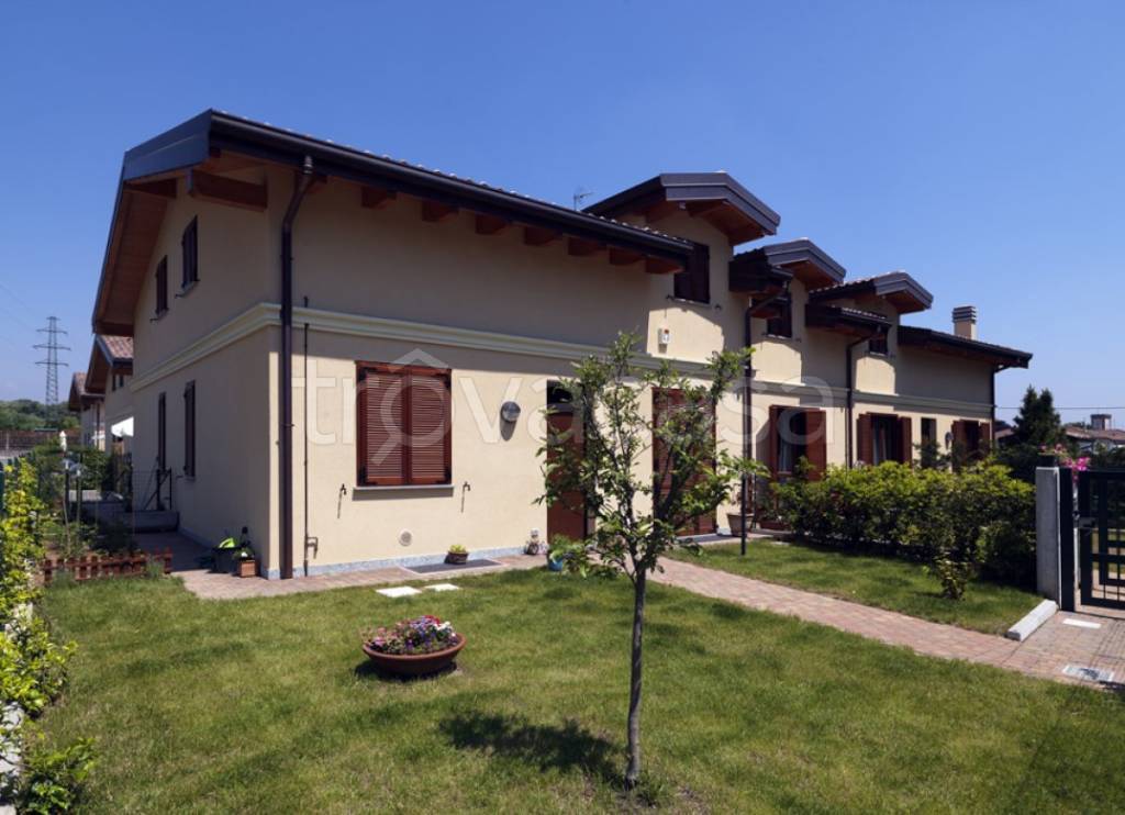 casa indipendente in vendita a Fenegrò