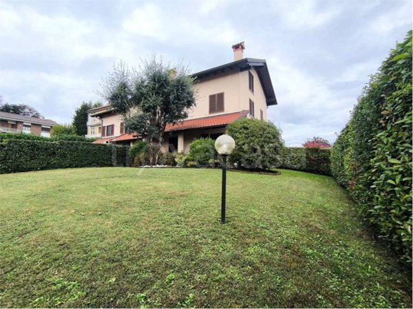 casa indipendente in vendita a Fenegrò