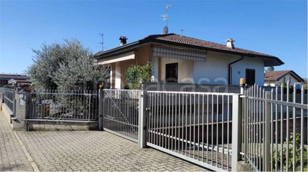 casa indipendente in vendita a Fenegrò