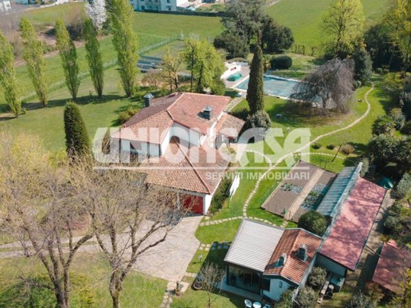casa indipendente in vendita a Fenegrò