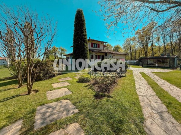casa indipendente in vendita a Fenegrò