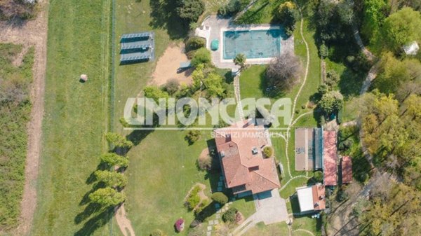casa indipendente in vendita a Fenegrò