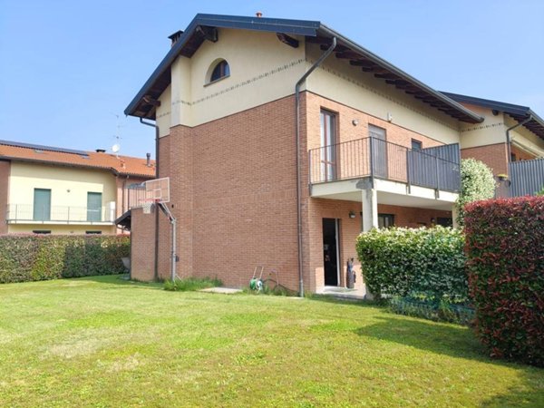 casa indipendente in vendita a Fenegrò