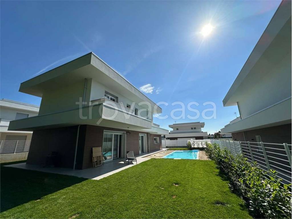 casa indipendente in vendita a Fenegrò